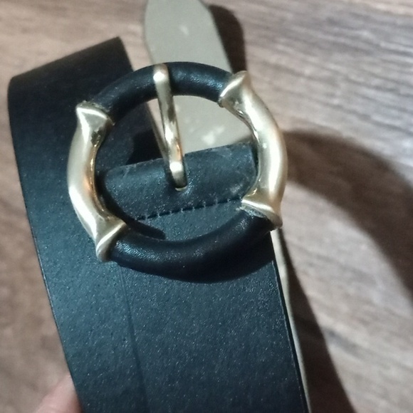 Talbots black leather belt has black & gold buckle  can be worn for any occasion - Picture 1 of 4